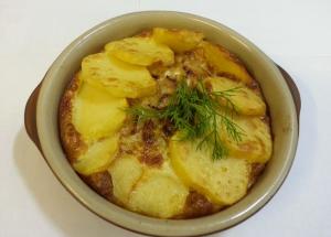 Язык, запеченный с картофелем в сливках