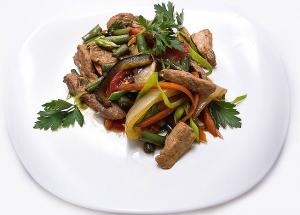 Жареная свинина с овощами