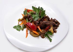 Овощное соте с куриной печенью
