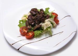 Тёплый салат с печенью цыпленка