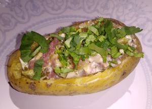 Запеченный картофель с начинкой крабовое мясо с белым соусом  50г